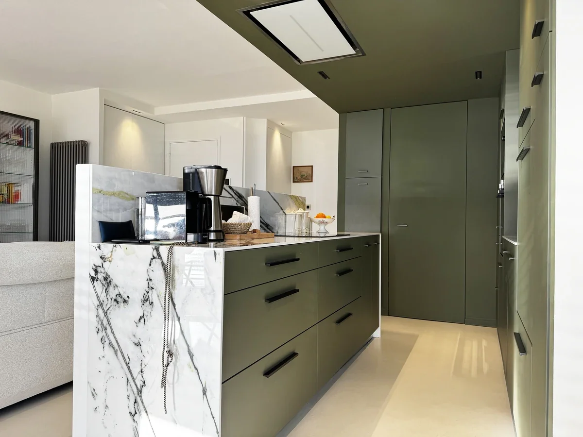 Cuisine contemporaine avec îlot en marbre par AT Design