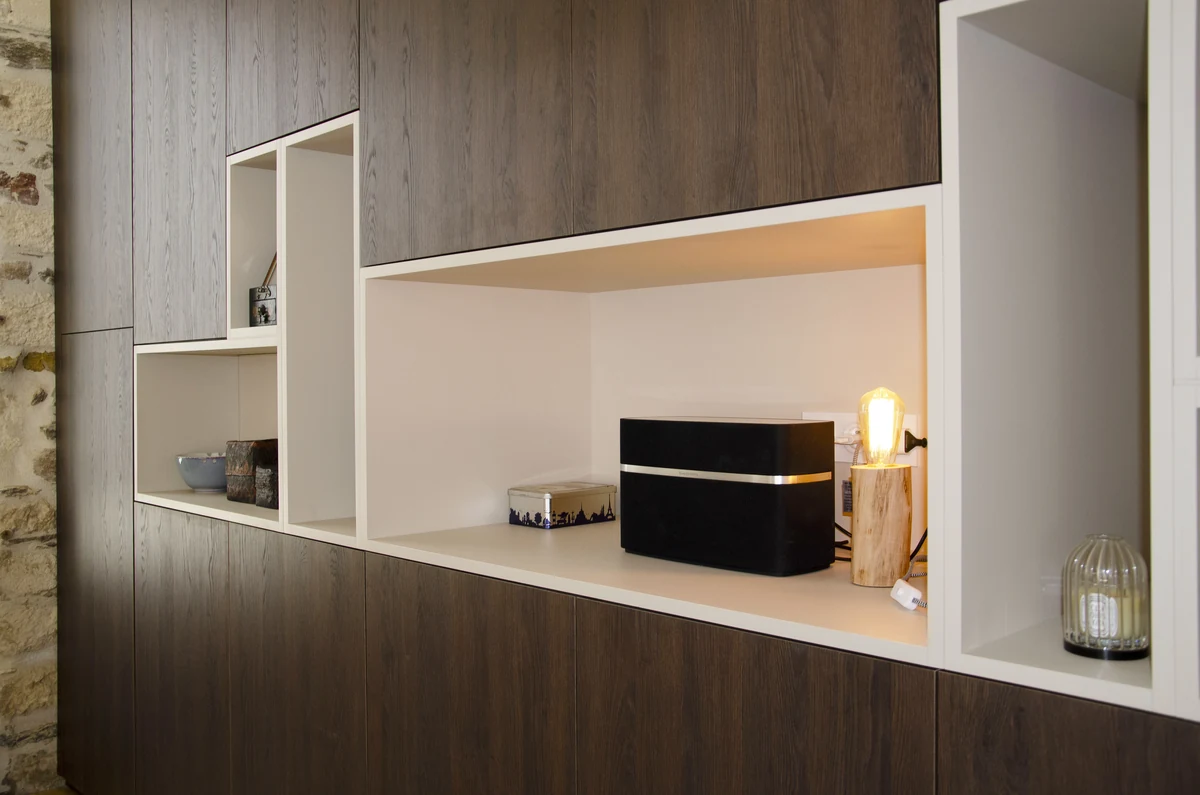 Mobilier et agencement sur mesure en bois avec niches rétroéclairées par AT Design